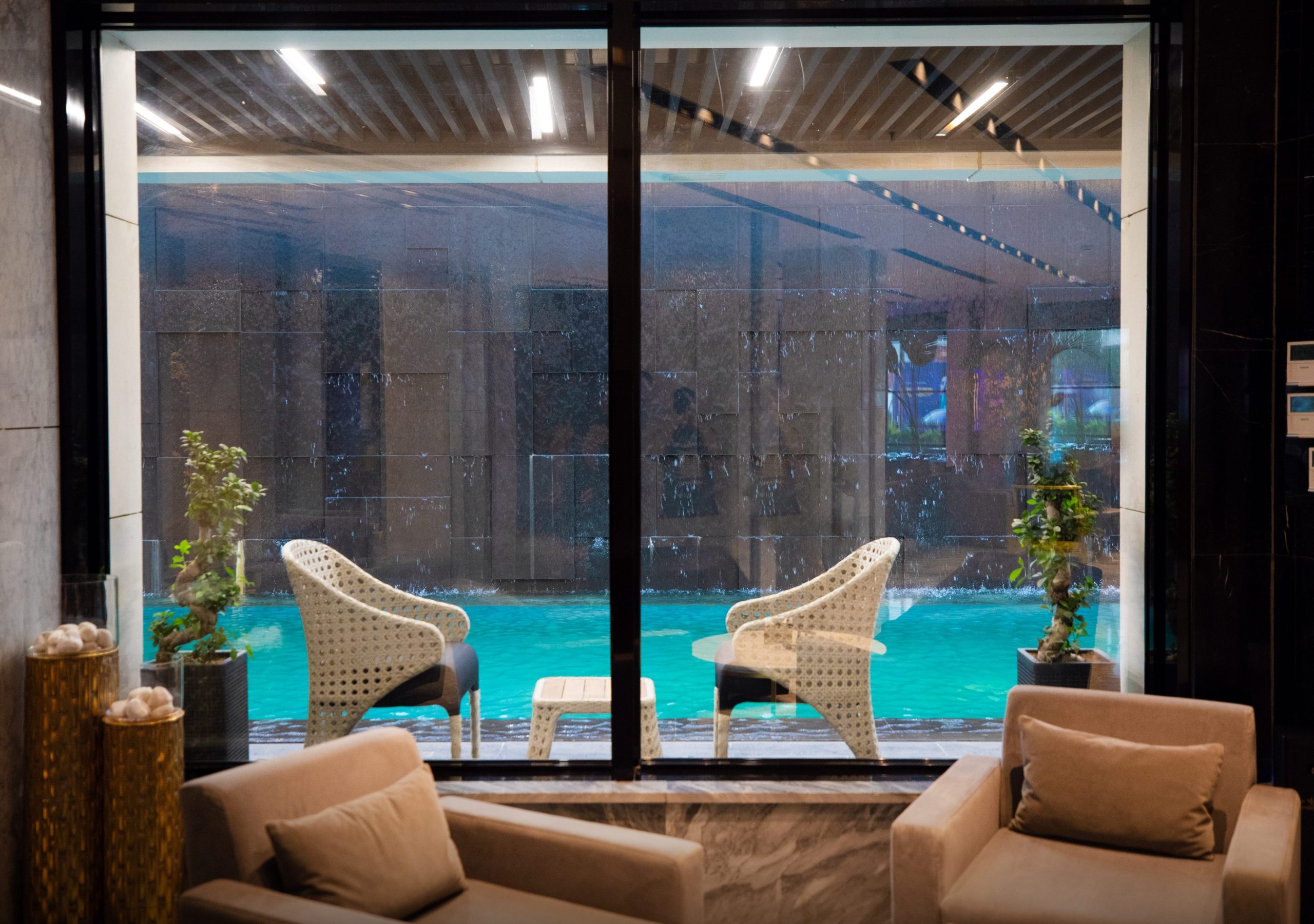 LOBBY-SWIMMING POOL SEATING AREA